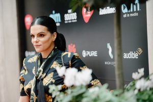 a00e - Neev Spencer red carpet